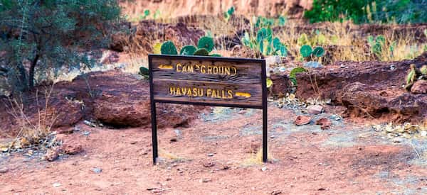 Se puede acampar cerca de las cataratas Havasu