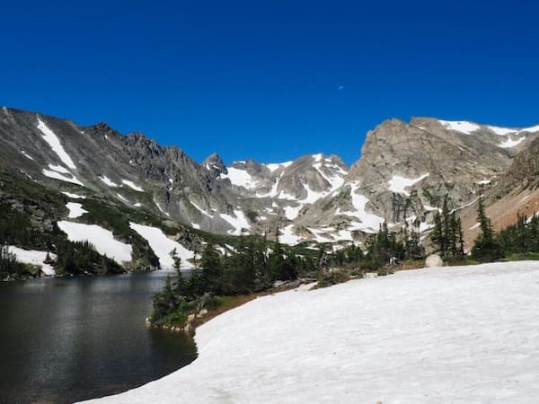 Sendero con raquetas de nieve del lago Brainard 