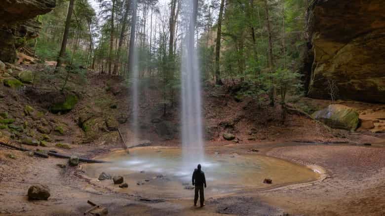 Sendero de la Cueva de Ceniza, Parque Estatal Hocking Hills, Ohio