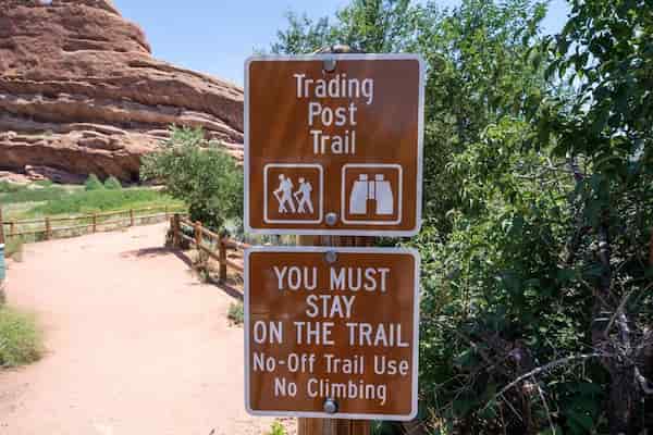 Sendero del puesto comercial de Red Rocks Park 