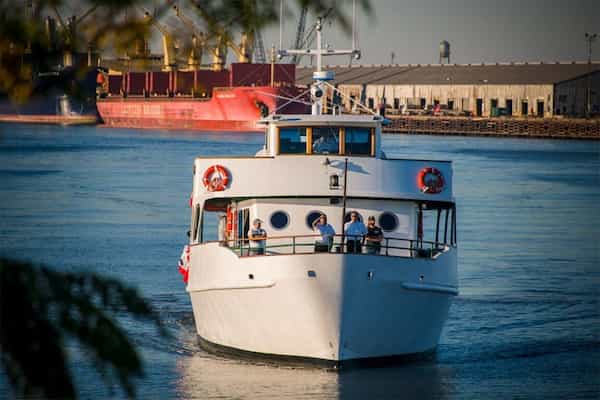 Súbete a un tour en barco por Sam Houston-que visitar en houston gratis