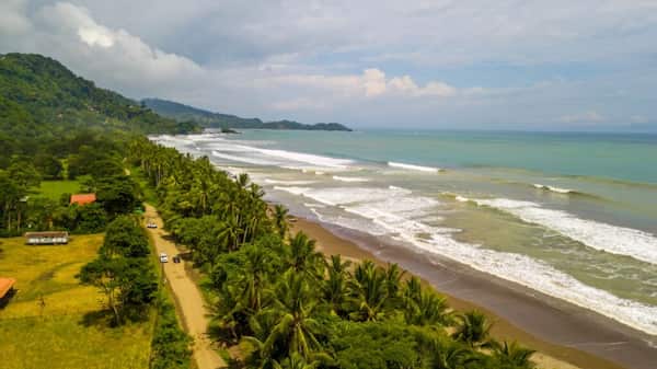Tiene un ambiente tranquilo de ciudad playera-Visitar Dominical