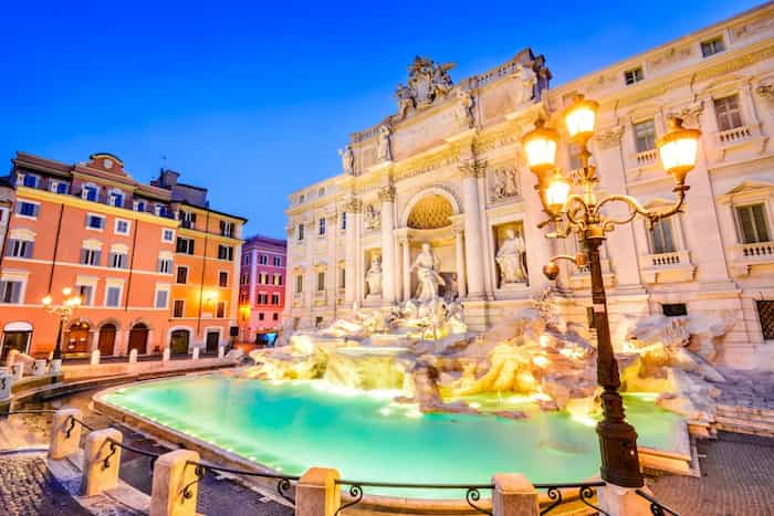 Tirar una moneda a la Fontana de Trevi - Actividades gratis en Roma