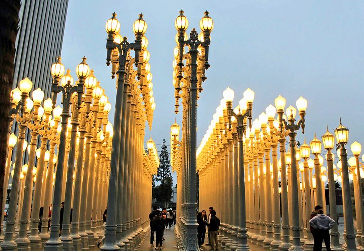 Toma fotografías en Urban Light, LACMA
