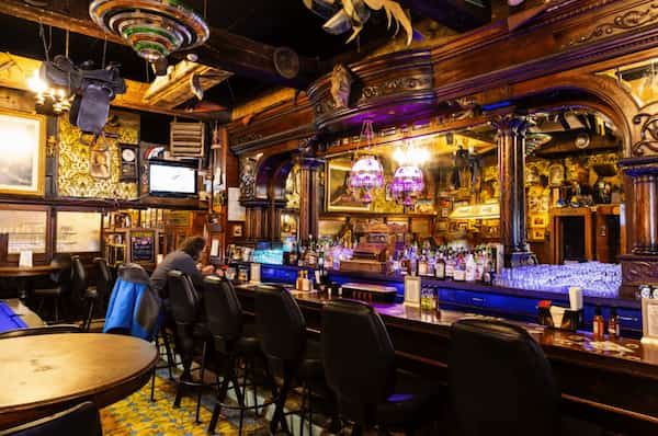 Toma una cerveza con Doc Holliday-cosas para Hacer en Leadville
