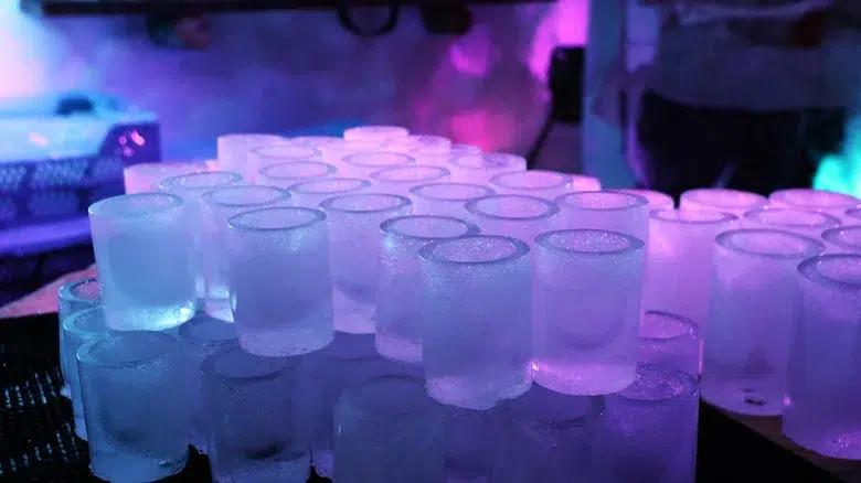 Tómate una bebida en un vaso con hielo en el Polo Norte