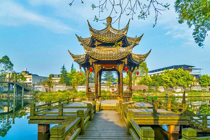 Tome el autobús a la ciudad antigua de Huanglongxi