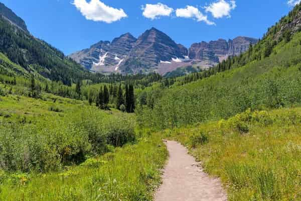 Tome una caminata en Maroon Bells-Explorar Aspen en el verano
