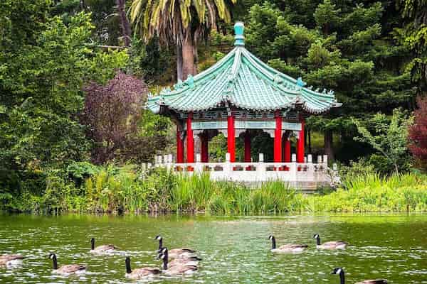 Traiga un almuerzo tipo picnic y relájese junto al lago Stow
