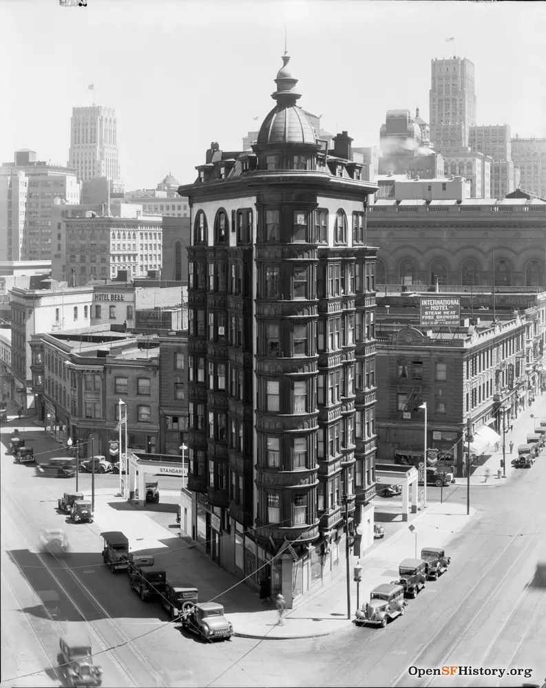 Un ícono arquitectónico que desafía la cuadrícula urbana - Torre Columbus de San Francisco