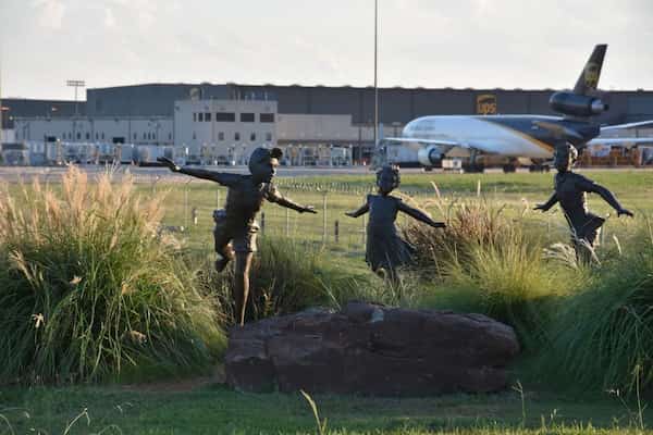 Ve a ver aviones en DFW Founders' Plaza
