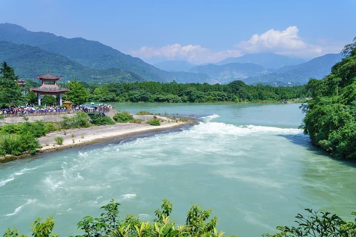Vea el sistema de riego de Dujiangyan
