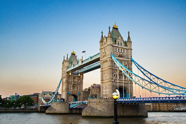 da un paseo matutino por el Tower Bridge