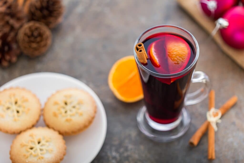 Vino caliente y pastel de carne picada