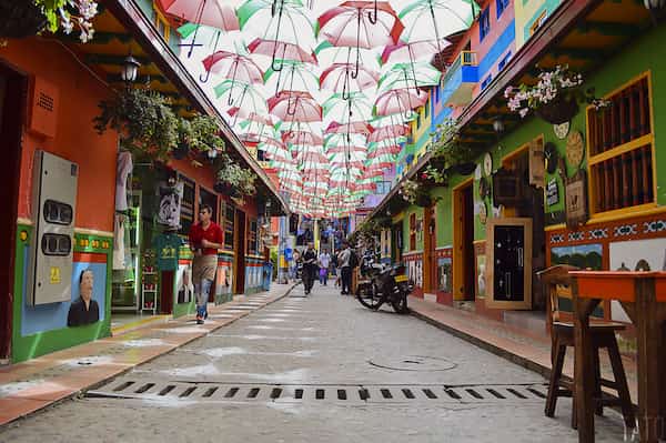 Visita Los Zócalos En Guatapé