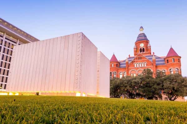 Visite el John F. Kennedy Memorial Plaza y Dealey Plaza 