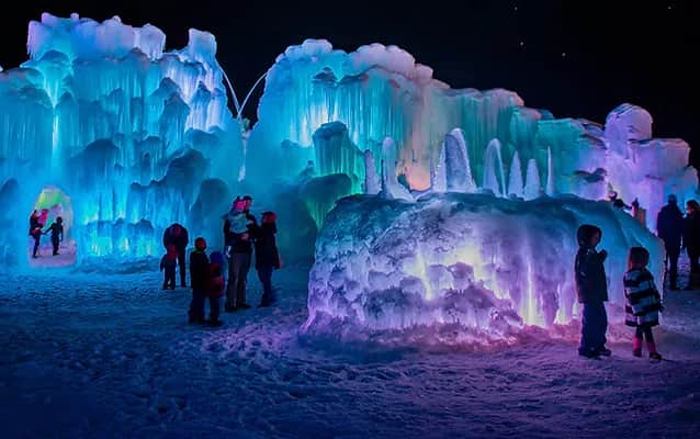Vive un país de las maravillas invernal en los castillos de hielo