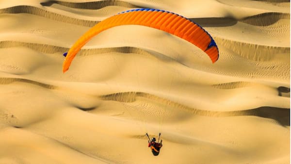 Vuela sobre el desierto en parapente