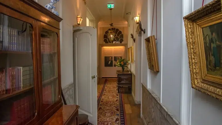 casa junto al canal que es una instantánea de hace siglos