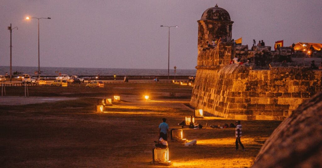 castillo de cartagena de noche