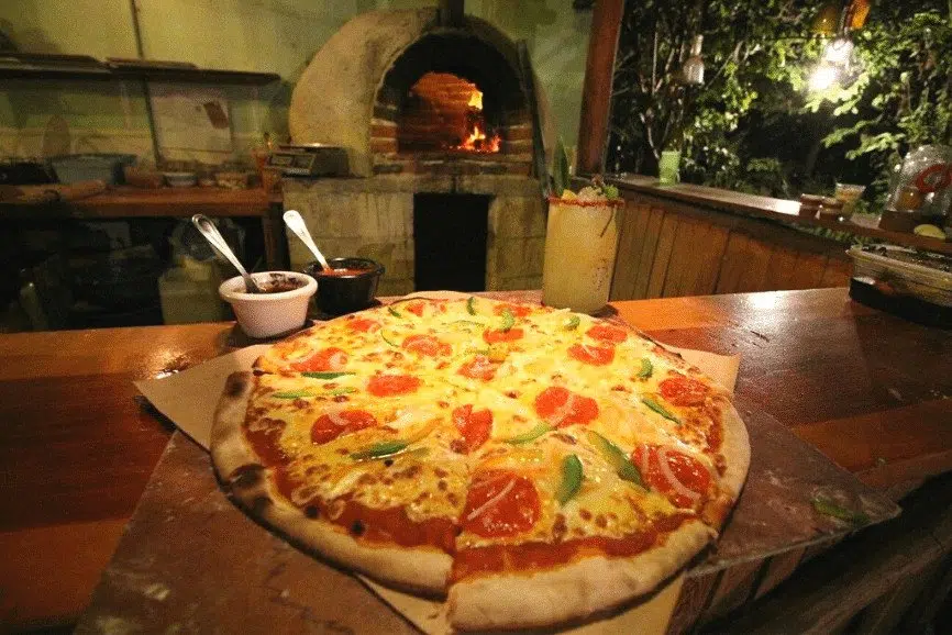 Roots Pizza a Leña, uno de los mejores restaurantes de Holbox mexico