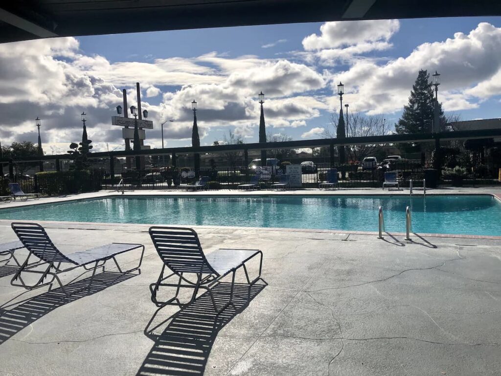 hoteles baratos en visalia california