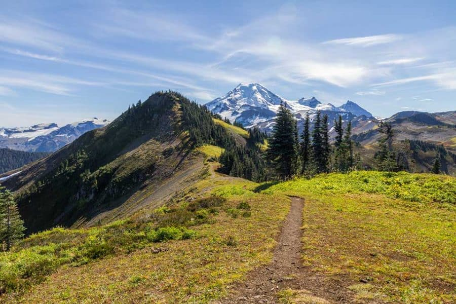 División del horizonte-senderismo en Mount Baker Wilderness