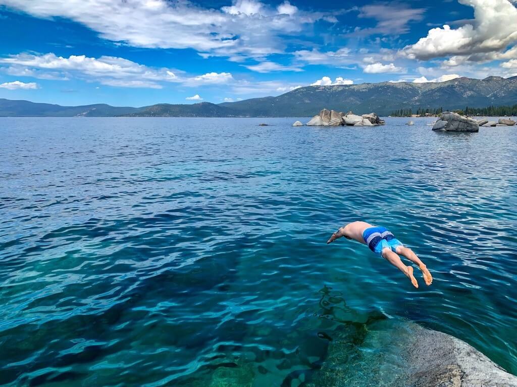 Mejores Lugares para Visitar en Abril en EE.UU Lake Tahoe, CA para la nieve primaveral