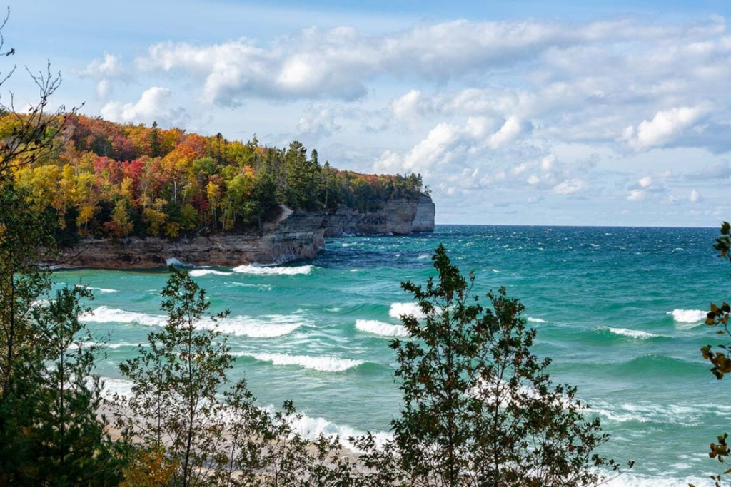 Orilla del lago nacional Pictured Rocks