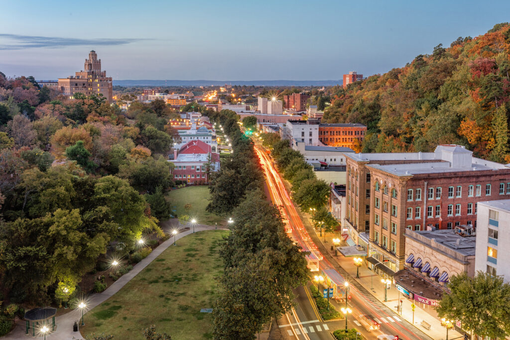 Ciudades-diferencias entre Eureka Springs y Hot Springs