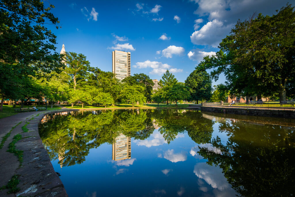 Camina por el parque Bushnell-actividades en Hartford