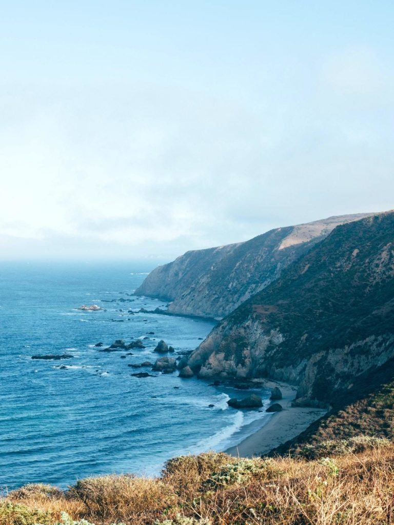 Mejores Lugares para Visitar en Agosto en EE.UU Bahía de la Media Luna, California