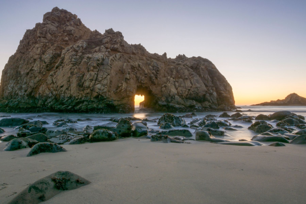 Lugares para Visitar en Octubre en EE.UU Playa Pfeiffer, Big Sur – California