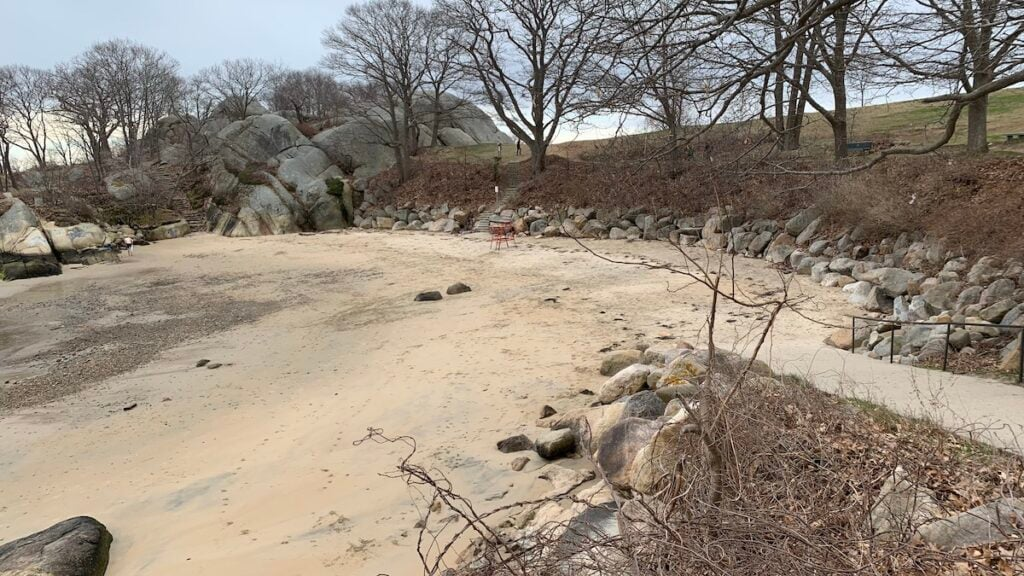 Playas para Explorar en Gloucester Stage Fort Park – Half Moon Beach