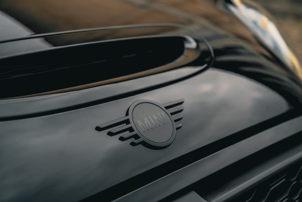 modelo 2022 Mini cooper Electric Shadow edition logo negro