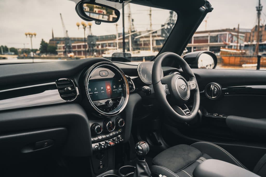 El Mini cooper Electric Shadow aporta estilo sigiloso a este divertido EV