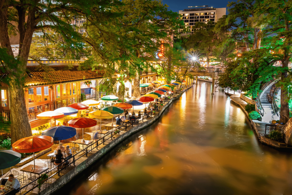 paseo por el río San Antonio turismo