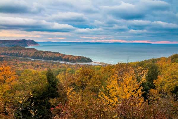 A-orillas-del-lago-nacional-Sleeping-Bear-Dunes 9 Lugares asombrosos para ver los Colores del Otoño en Michigan