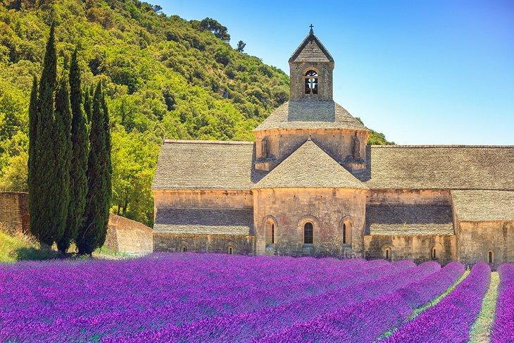 Abadia-de-Nuestra-Senora-de-Senanque-1 20 Mejores lugares para visitar en Haut-Vaucluse, Provenza