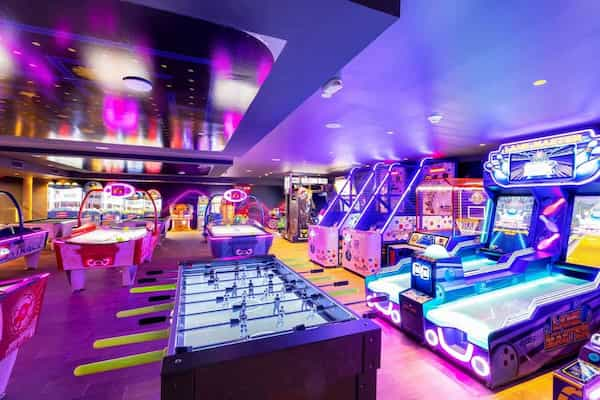 Actividades-para-toda-la-familia-sala-de-juegos 8 Razones para Hospedarse en Planet Hollywood Cancún