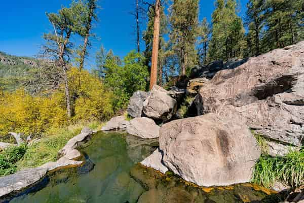 Aguas-termales-de-Jemez-Colores-del-Otono-en-Nuevo-Mexico 12 Hermosos Lugares para ver los Colores del Otoño en Nuevo México