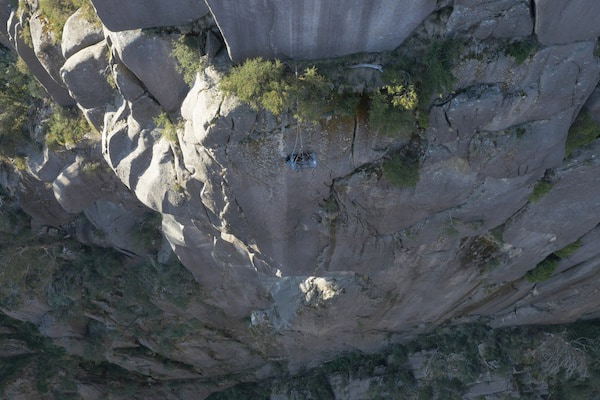 Arreglos-para-dormir-el-campamento-en-un-acantilado-en-Australia-3 Campamento Beyond the Edge en Australia