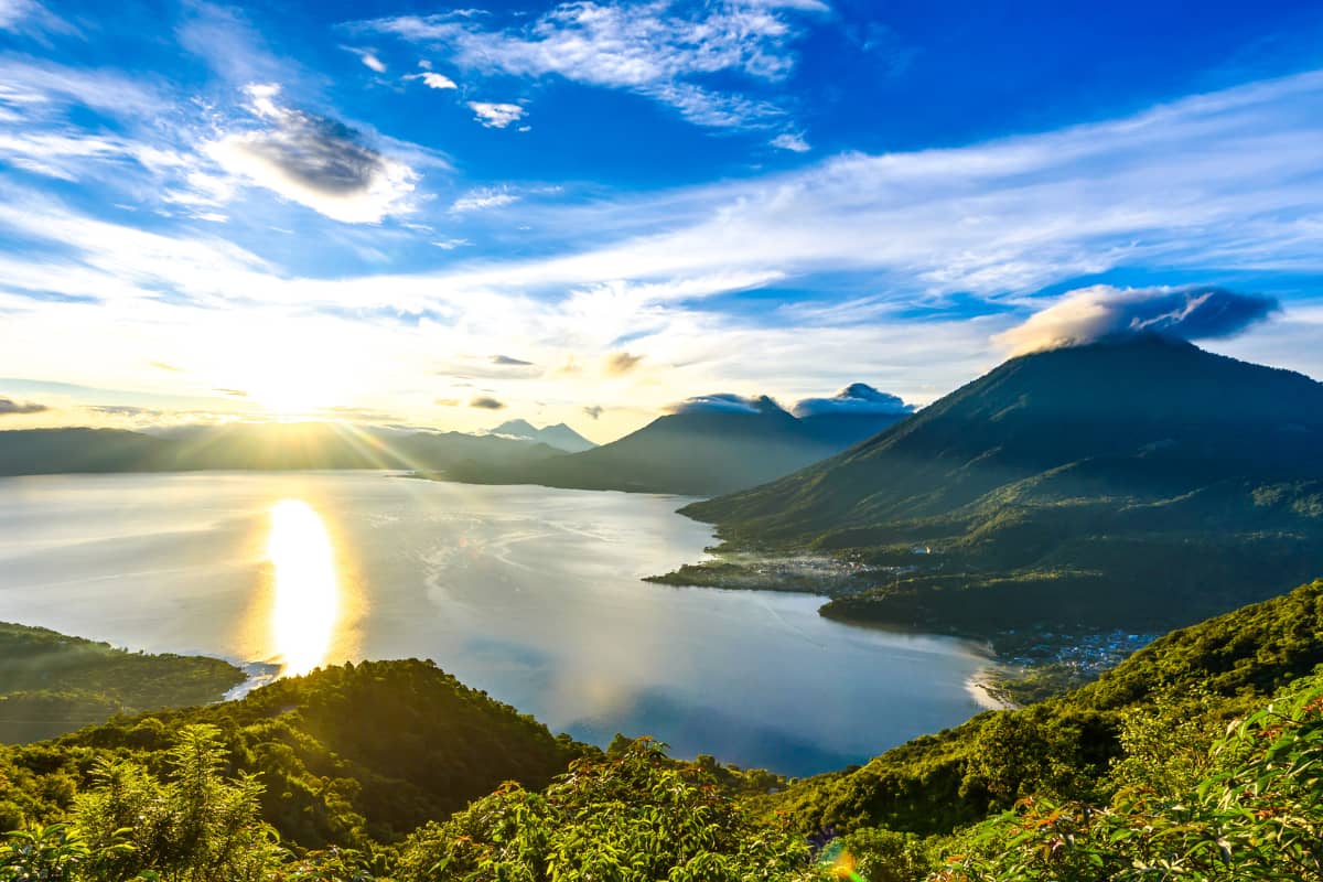 Atitlan el lago dentro de un cráter volcánico en Guatemala