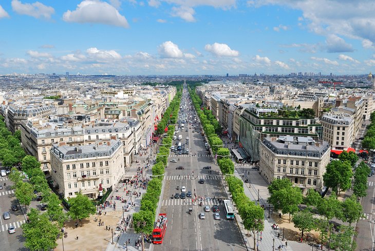 Avenida-de-los-Campos-Eliseos 31 Atracciones turísticas de París recomendadas por expertos