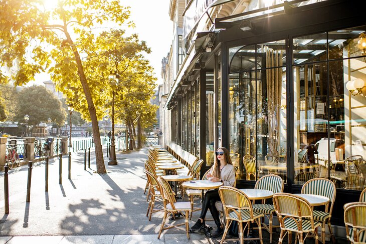 Bulevares-bulliciosos-y-cafes-legendarios 31 Atracciones turísticas de París recomendadas por expertos