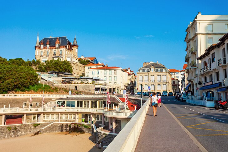 Bulevares-y-plazas-elegantes 16 Atracciones turísticas de Biarritz en Francia