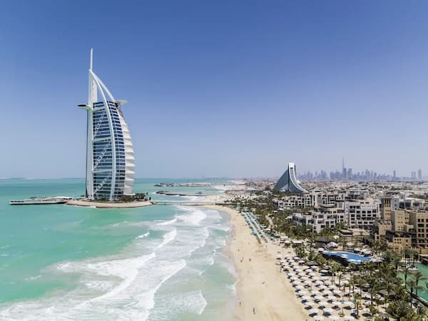 Burj-Al-Arab 8 Imperdibles Lugares en los Emiratos Árabes Unidos para Visitar