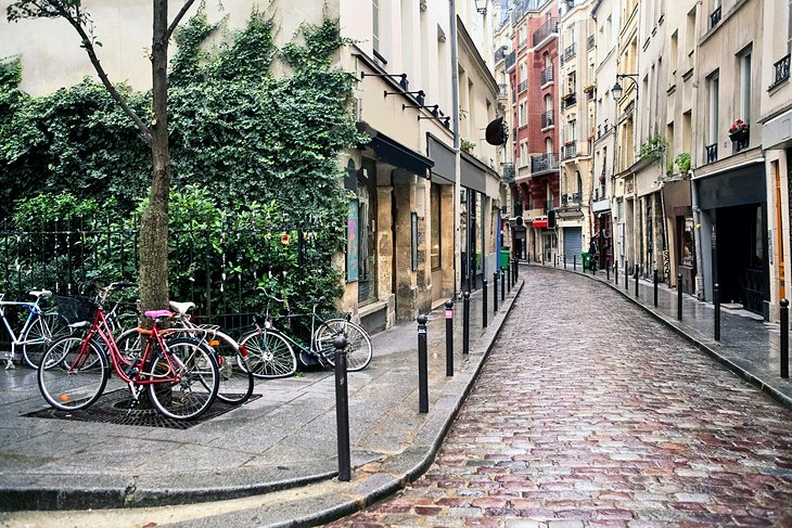 Callejuelas-medievales-y-calles-peatonales-atmosfericas 16 Principales atracciones en el Barrio Latino de París