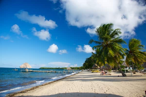 Caminando-por-la-playa 14 Razones para Conocer Placencia en Belice