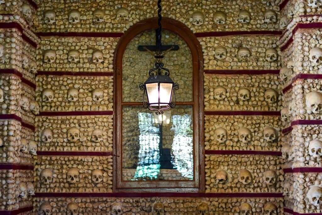 Capilla-de-los-Huesos-de-Faro Las mejores cosas para ver y hacer en Portugal después de los 50 años